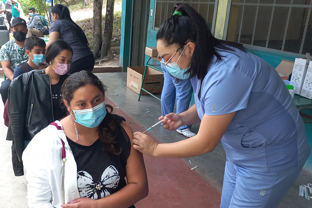 Unos 20 mil nicaragüenses están programados a inmunizarse con la segunda dosis de las vacunas Moderna y Pfizer contra el covid 19 en la zona fronteriza de La Fraternidad, en Honduras