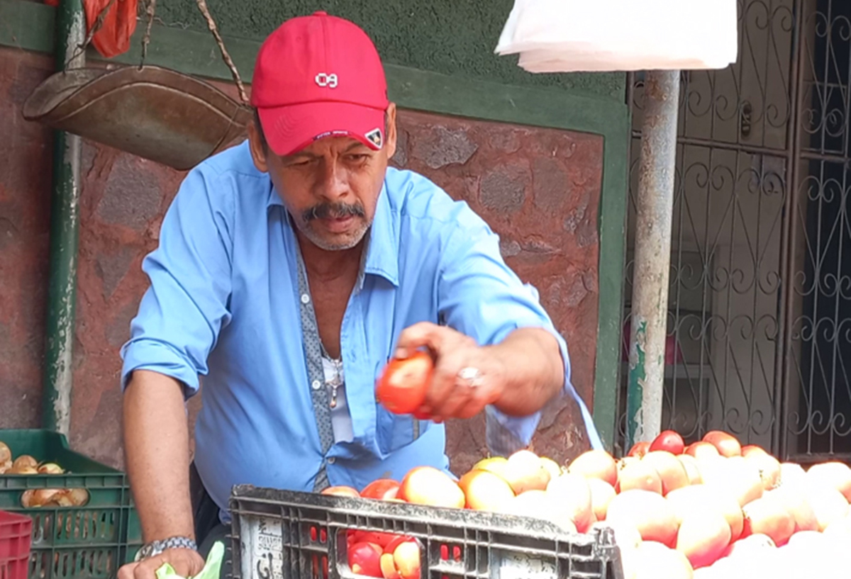 Luis Galeano, comerciante de verduras en el mercado de Juigalpa, reciente la baja en las compras de sus clientes