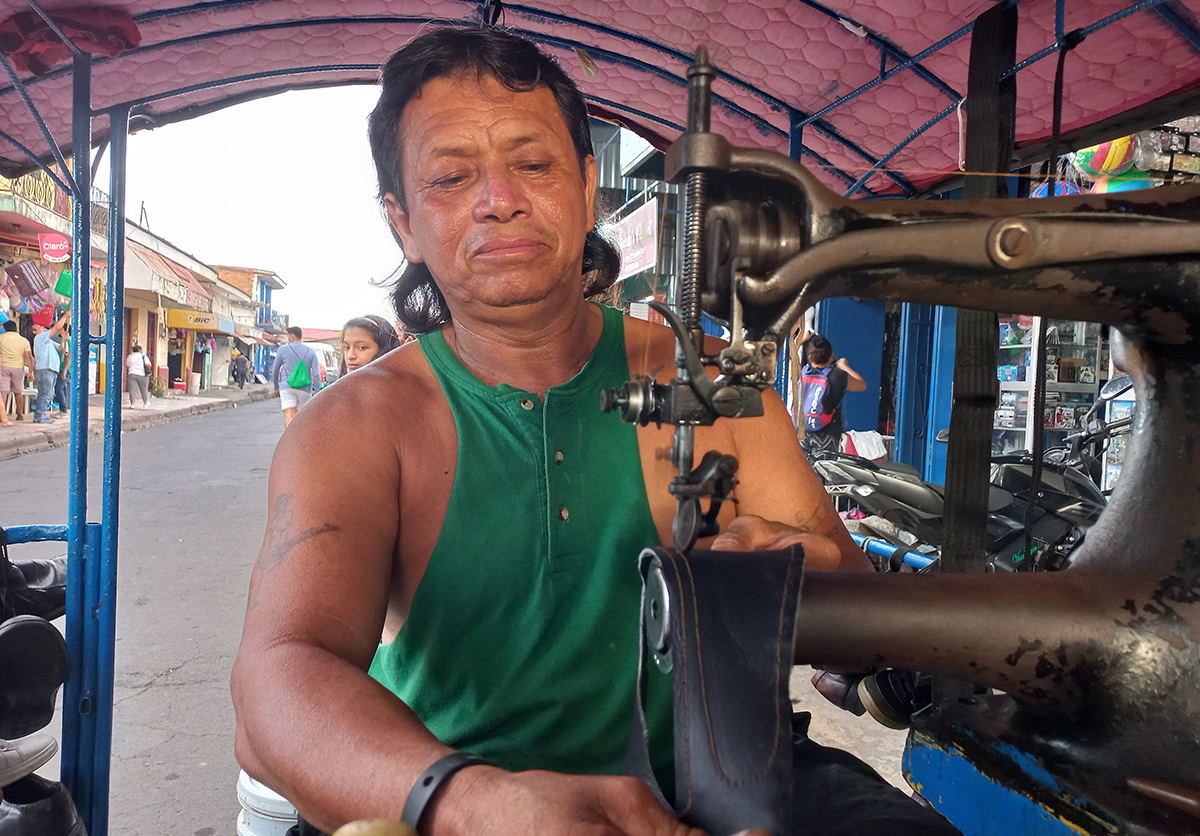 El zapatero compró su primera máquina de coser con sus ahorros, durante su exilio en Costa Rica a finales de los años 90