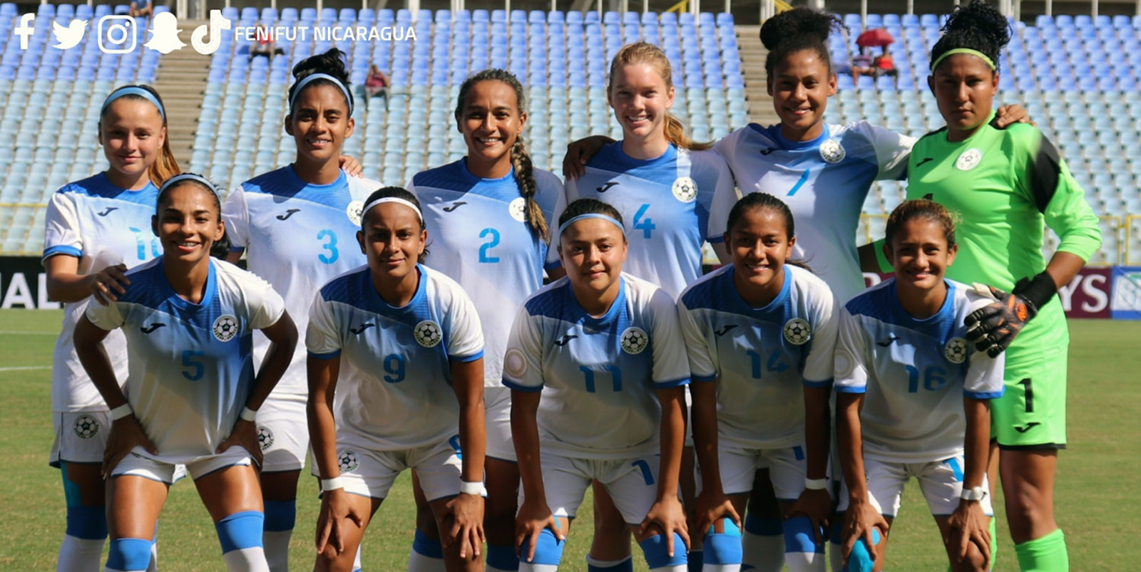 Equipo de selección mayor femenina de Nicaragua antes de iniciar el partido contra las caribeñas de Trinidad y Tobago