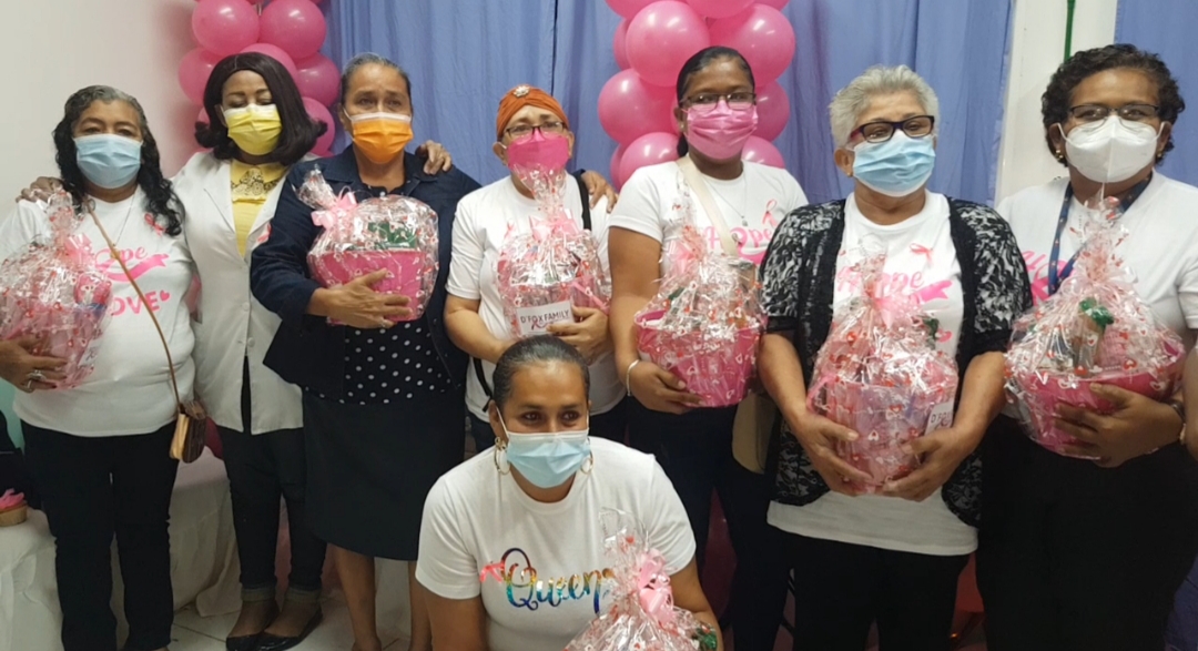 En la sala oncológica del hospital regional de Bluefields, mujeres diagnosticadas con cáncer de mama y cervicouterino, compartieron con otras que ya han vencido esta enfermedad.