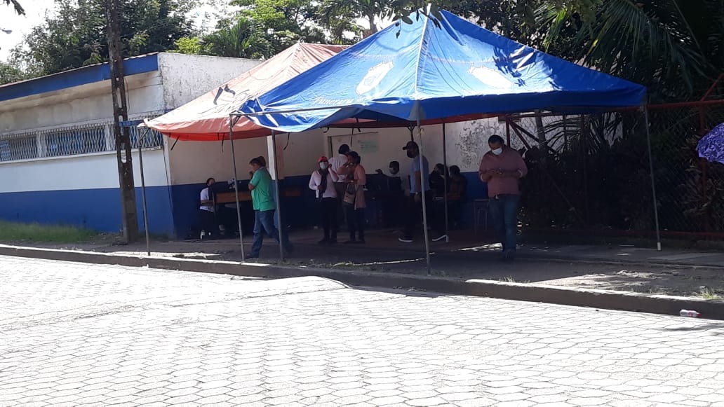 El ambiente como de funeral que se observa en la entrada al centro de votación ubicada en la escuela Juana María Duarte de Camoapa