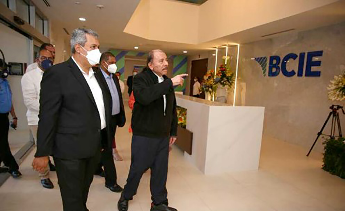 Dante Mossi junto a Daniel Ortega durante la inauguración del edificio del BCIE en Managua.
