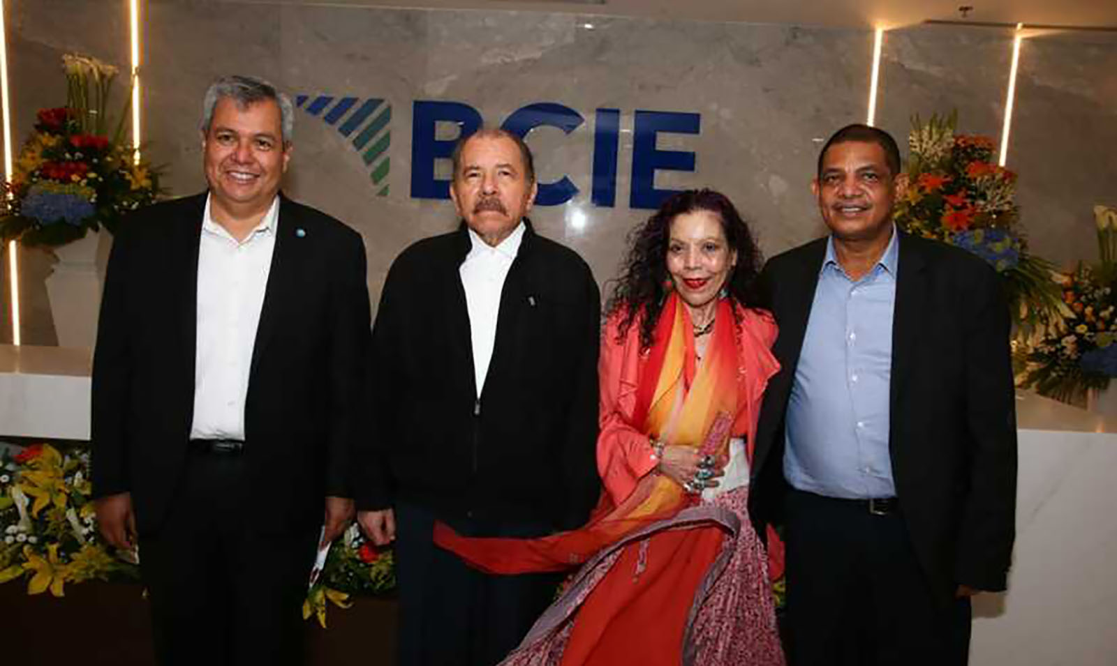 Dante Mossi junto a Daniel Ortega durante la inauguración de las oficinas del BCIE en Nicaragua, en marzo de 2022.