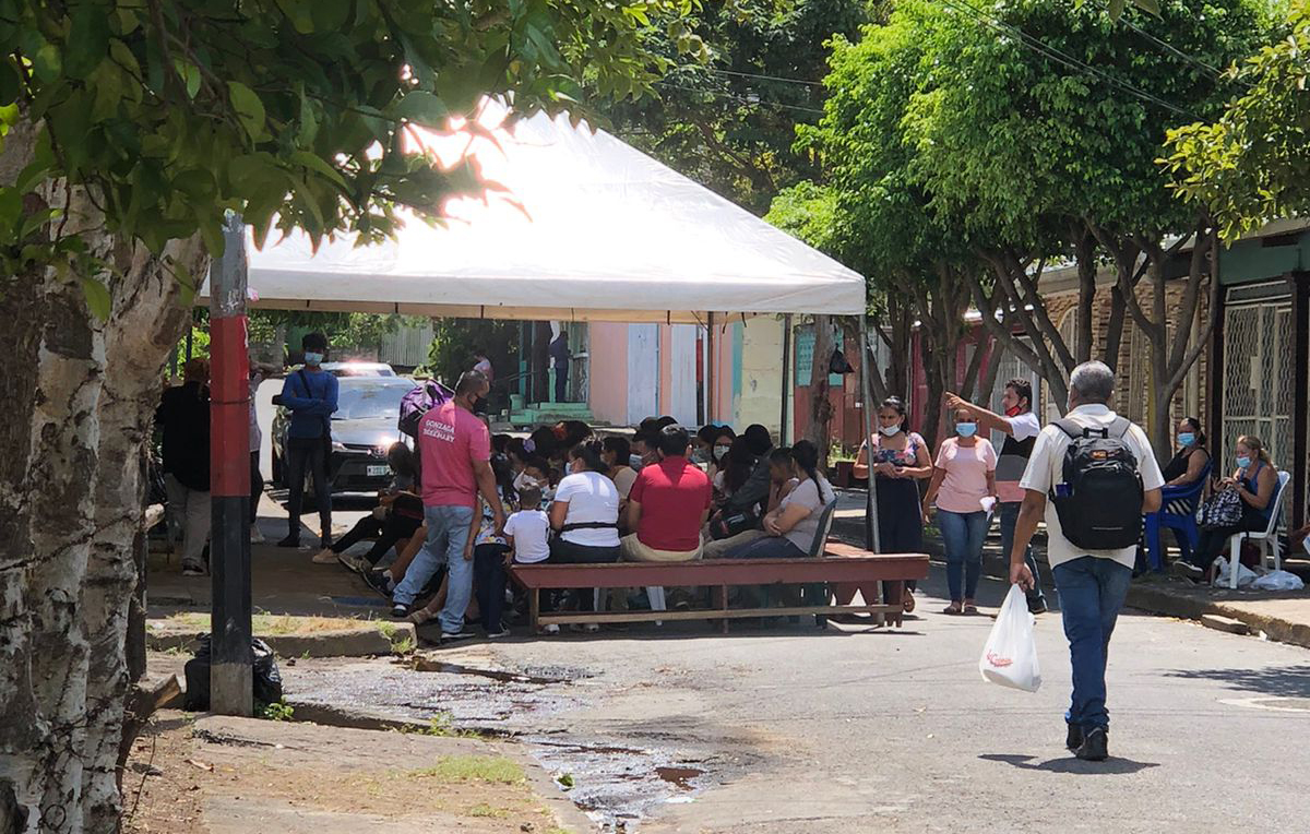 Pobladores esperan a ser vacunados en las afueras del Centro de salud Edgar Munguía de Managua