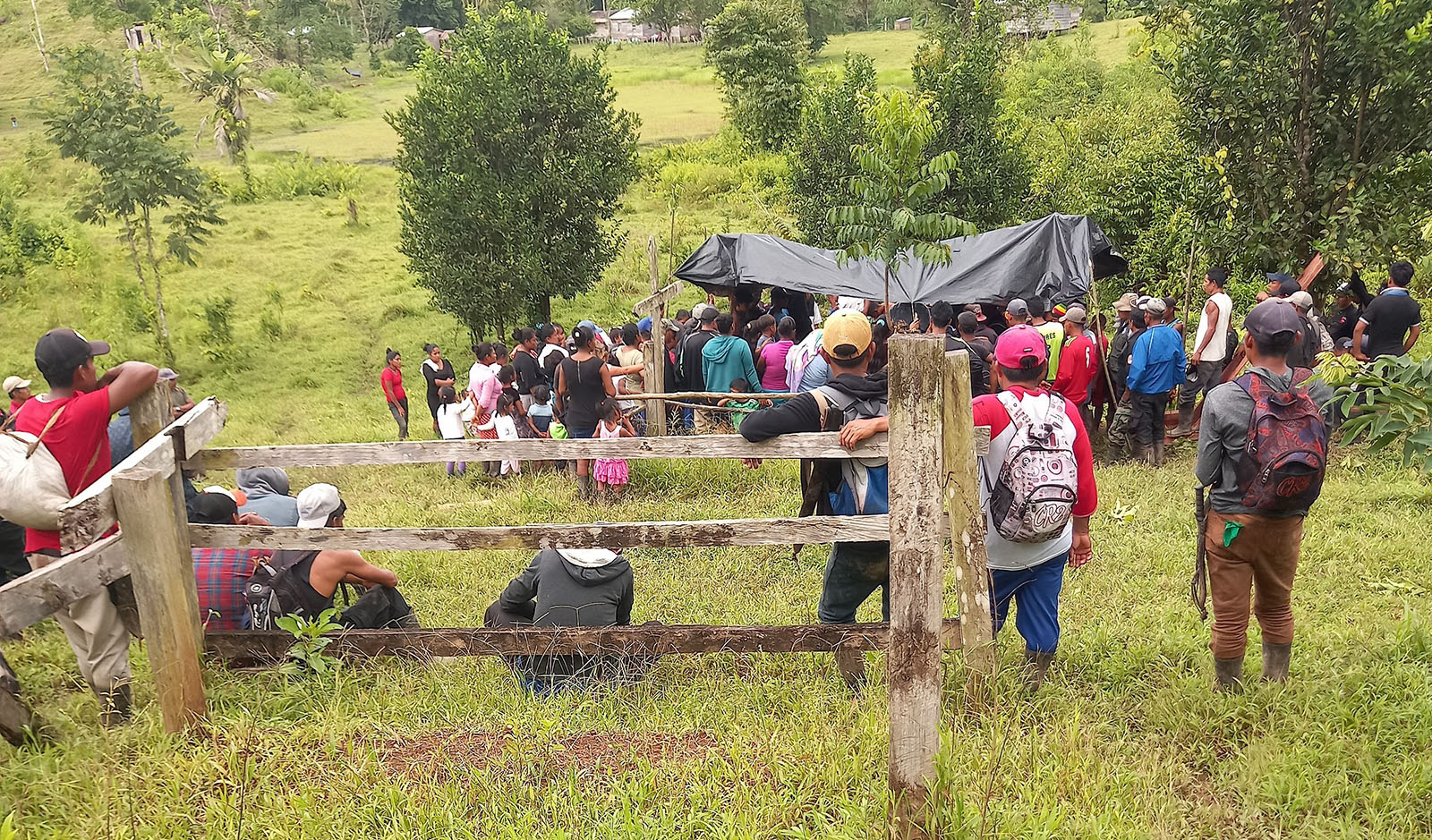 Pobladores de la comunidad indígena de Wilú en el territorio mayangna Sauni As, durante el funeral de Martiniano Macario, asesinado por colonos en el cerro Kimakwas el 4 de octubre del 2021.