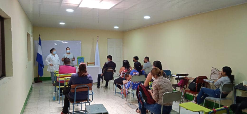 Docentes y estudiantes en un salón de clases en UNIVAL Estelí 2022.