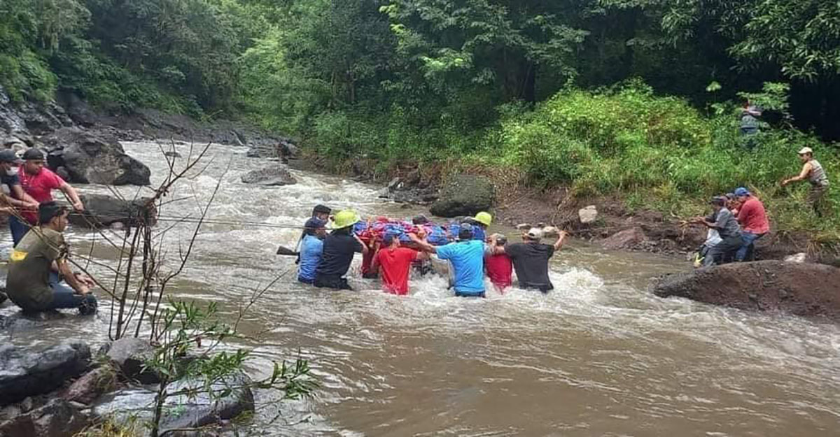 Pobladores de Santa Lucia, Boaco, recuperan el cuerpo de adolecente de 17 años que fue arrastrada por un río durante el paso del ciclón Julia.