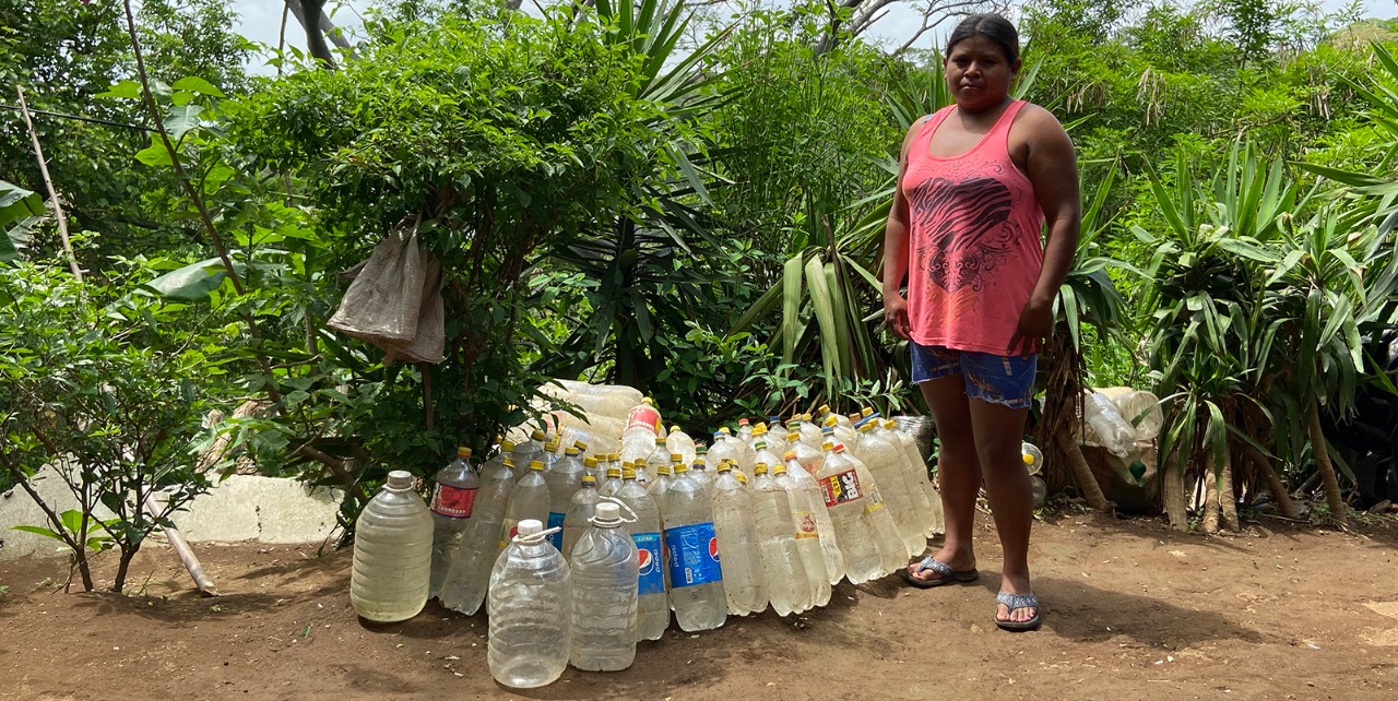 En estas botellas Gabriela Palacios almacena agua para uso doméstico