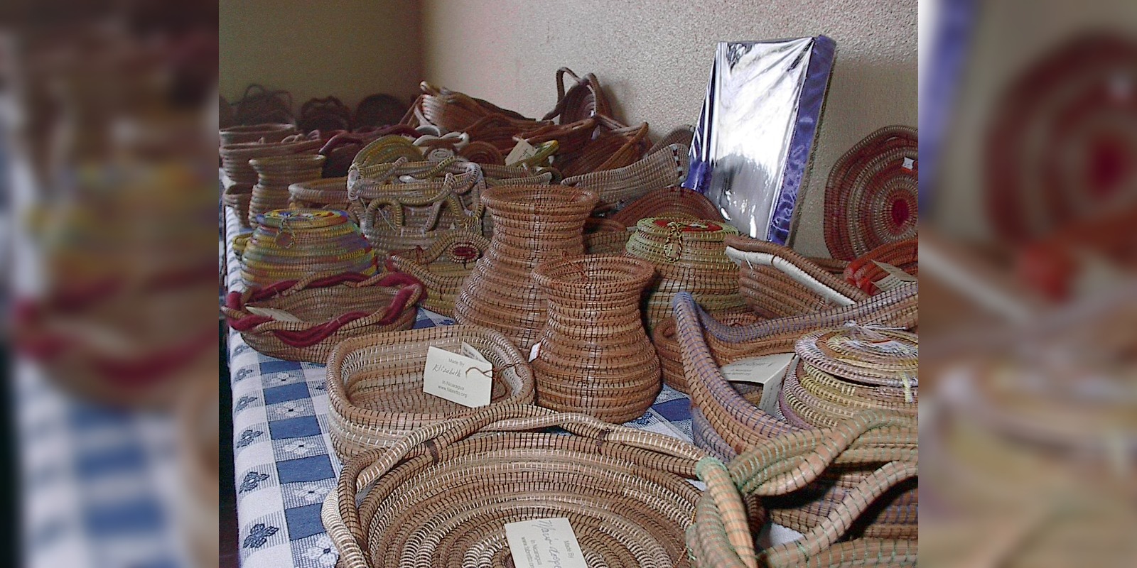 Artesanía elaborada en acícula de pino por mujeres indígenas de las comunidades de Madriz.