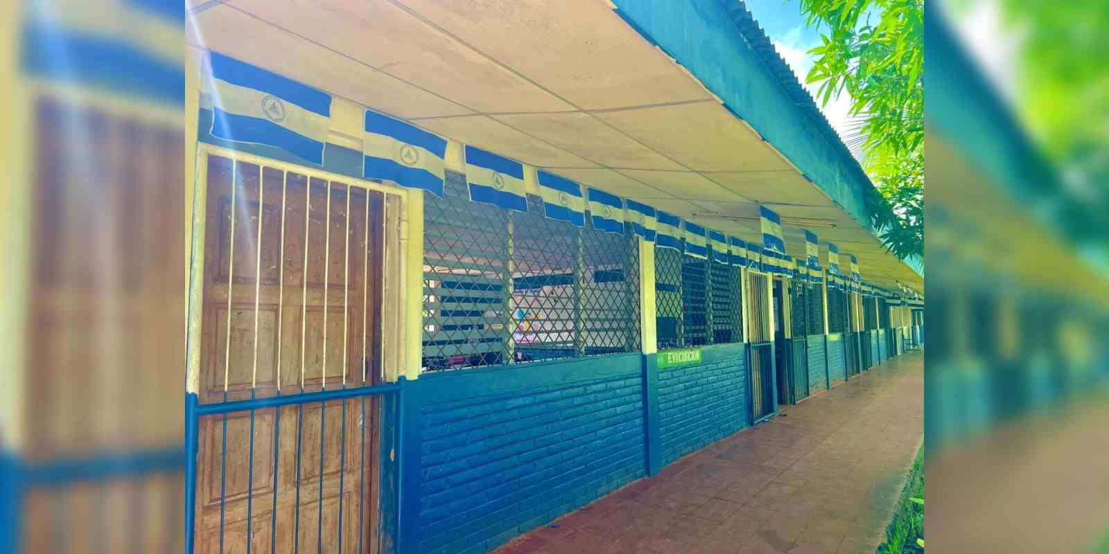 Las aulas de  algunos centros escolares de El Castillo han sido decoradas con banderas de Nicaragua.