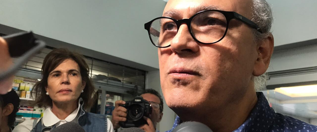 Carlos Fernando Chamorro es recibido en el aeropuerto de Managua