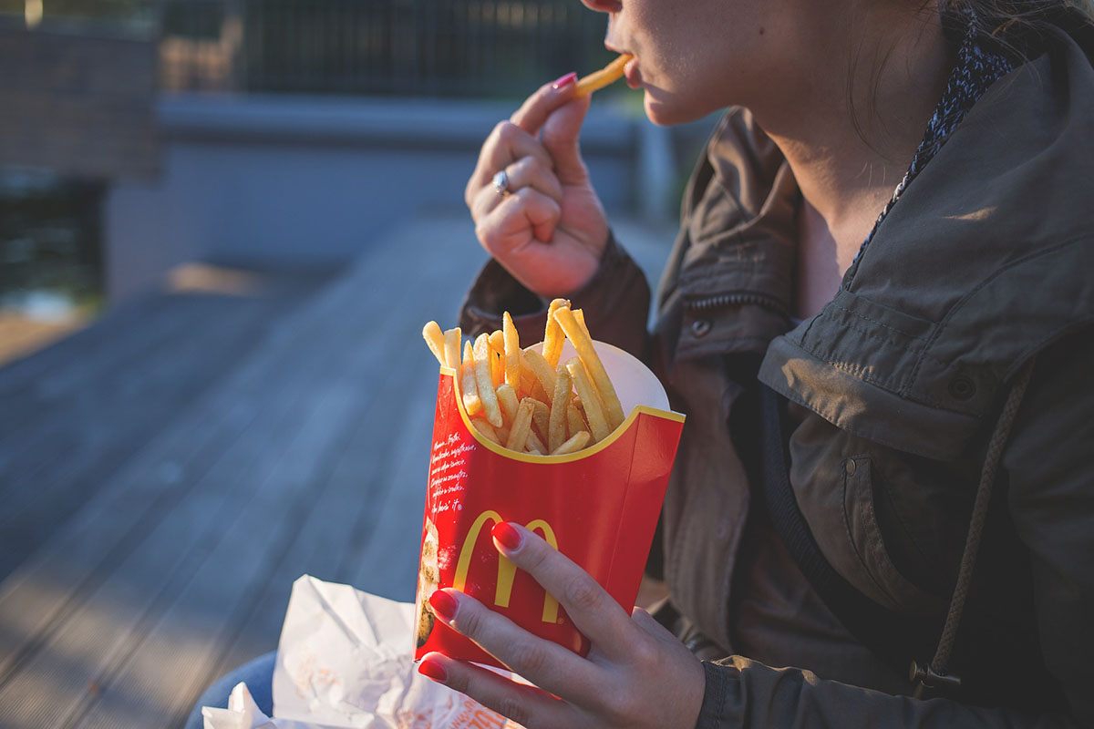 La abundancia de comida rápida y el sedentarismo son los principales factores de aparición de la diabetes tipo 2.