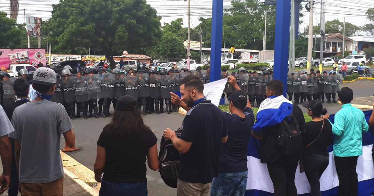 Pese a represión policial, ciudadanía protesta en calles de Managua