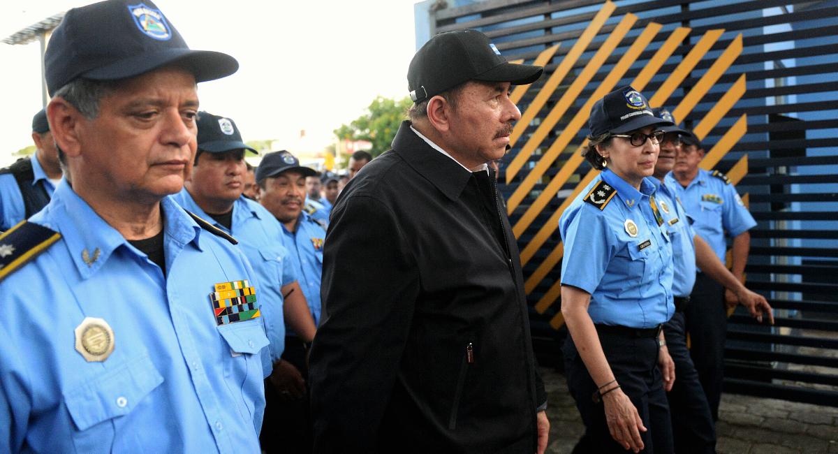 El presidente Daniel Ortega junto a la entonces jefa policial de Nicaragua, la primera comisionada Aminta Granera, hoy retirada, y a su sucesor, Francisco Díaz Madriz, consuegro del mandatario.