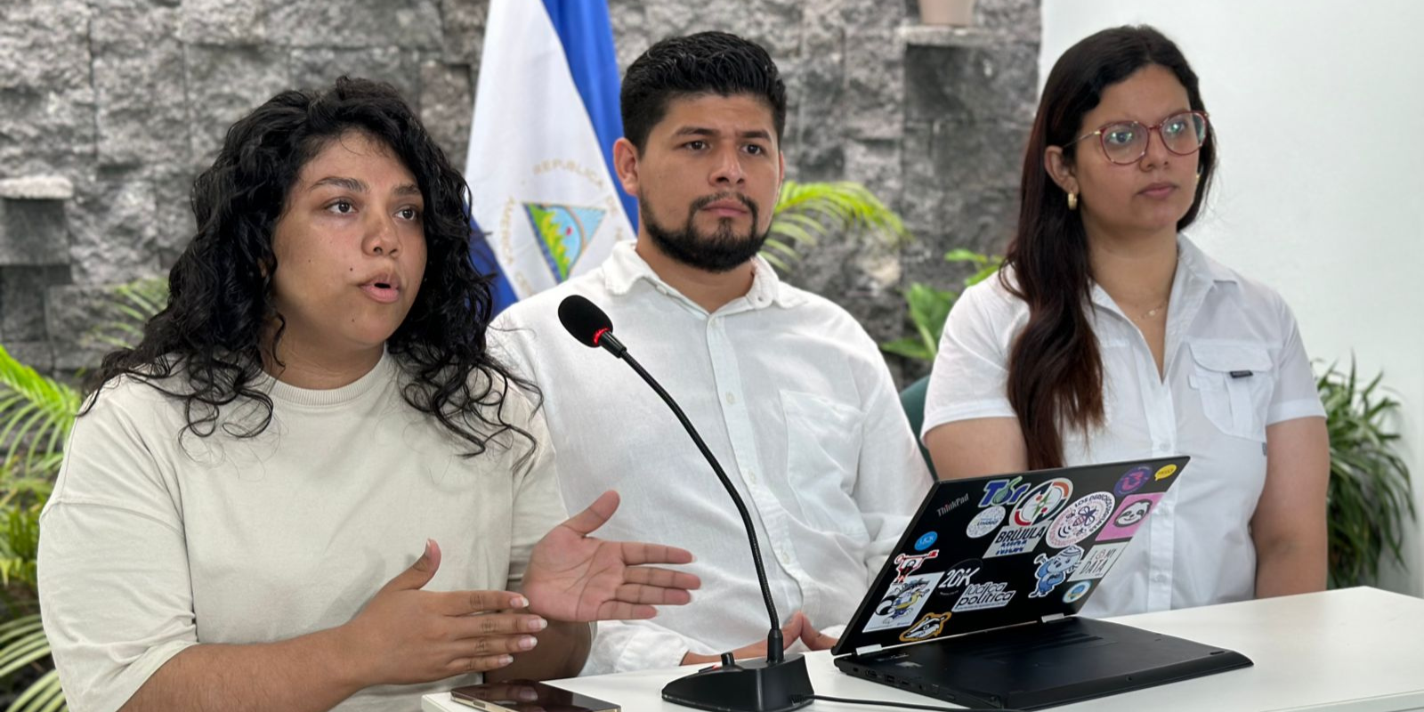 Los líderes estudiantiles Valeska Valle, Enrique Martínez y Yunova Acosta este viernes 11 de agosto durante un pronunciamiento en respaldo a la UCA.