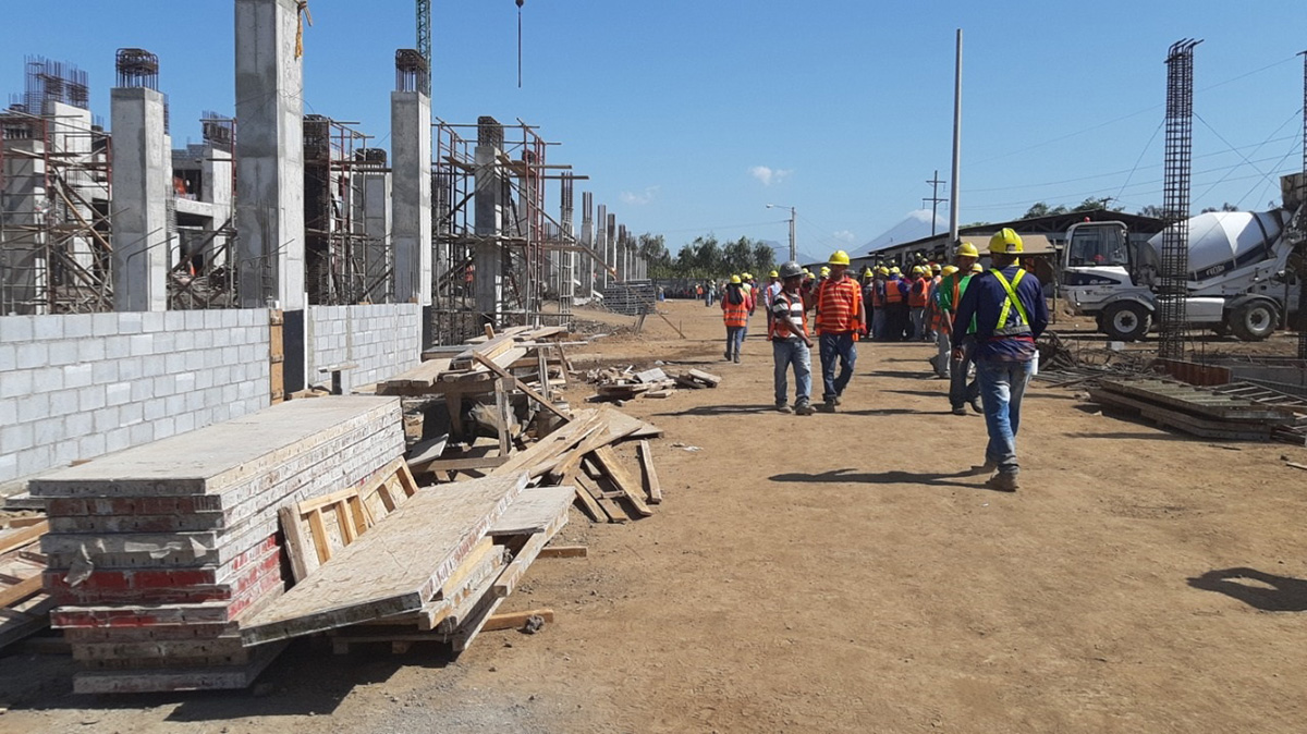 La obra en construcción es el nuevo hospital de Chinandega, la huelga de los trabajadores ha suspendido el proyecto hasta que se cumplan sus demandas.