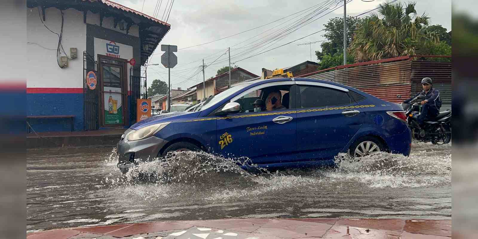 La falta de drenajes pluviales agudiza la problemática de inundaciones en la ciudad de León.