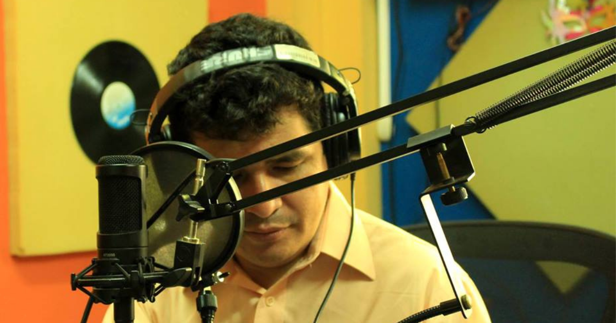Julio López en la cabina de Radio Universidad