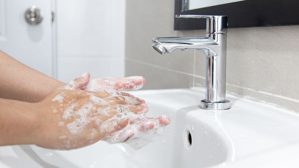 La importancia del lavado de manos, medida de salud personal y pública de un gran impacto, con un costo mínimo y de fácil aprendizaje.