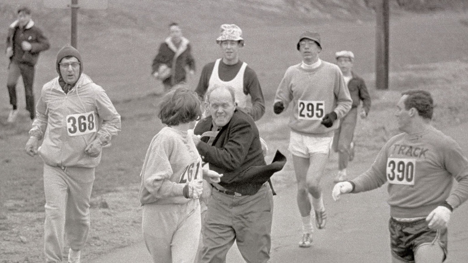 Katherine Switzer perseguida por un juez en plena maratón de Boston en 1967, en ese entonces no era permitida la participación de mujeres en este evento