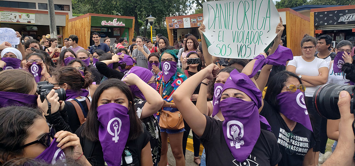 Mujeres feministas durante una protesta en la UCA