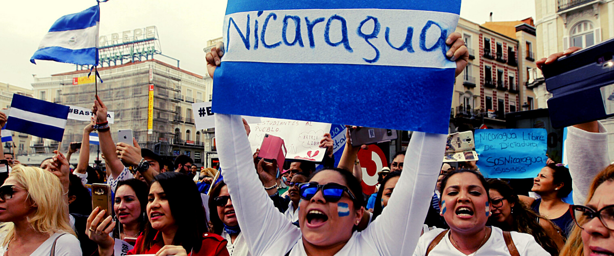 Nicaragüenses en el exterior, durante una protesta cívica