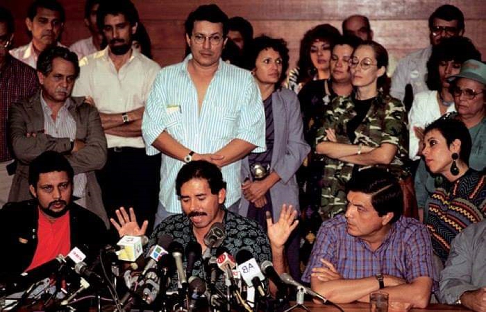 26 de febrero de 1990, Daniel Ortega acepta derrota Electoral que dio la presidencia a Violeta Barrios. Óscar René Vargas (detrás de Ortega) le acompañaba.