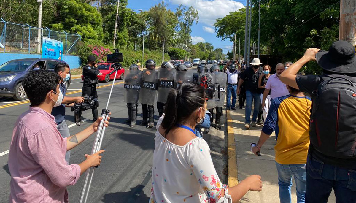 Periodistas dan cobertura en las afueras de la vivienda de Cristiana Chamorro