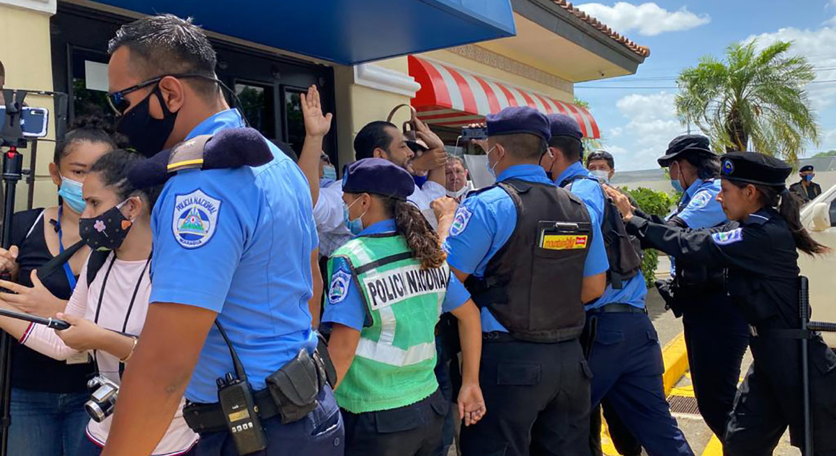 Policía Orteguista reprime a opositores durante un piquete express en Managua
