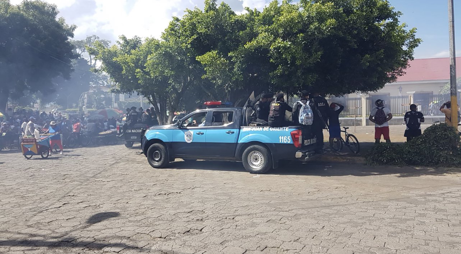 Policía orteguista apostada en las afueras de la iglesia San Miguel, Masaya