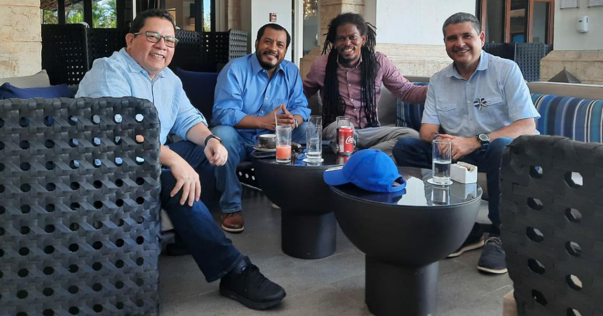 Aspirantes a la presidencia de Nicaragua  reunidos en un hotel de Managua