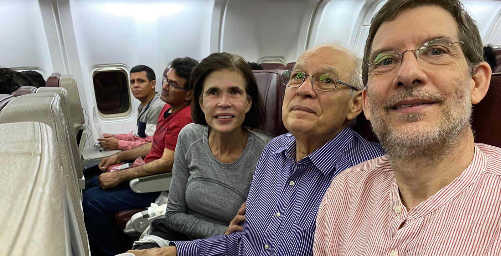Cristiana Chamorro, Pedro Joaquín Chamorro y Juan Lorenzo Holmann en el avión que los trasladó a Estados Unidos
