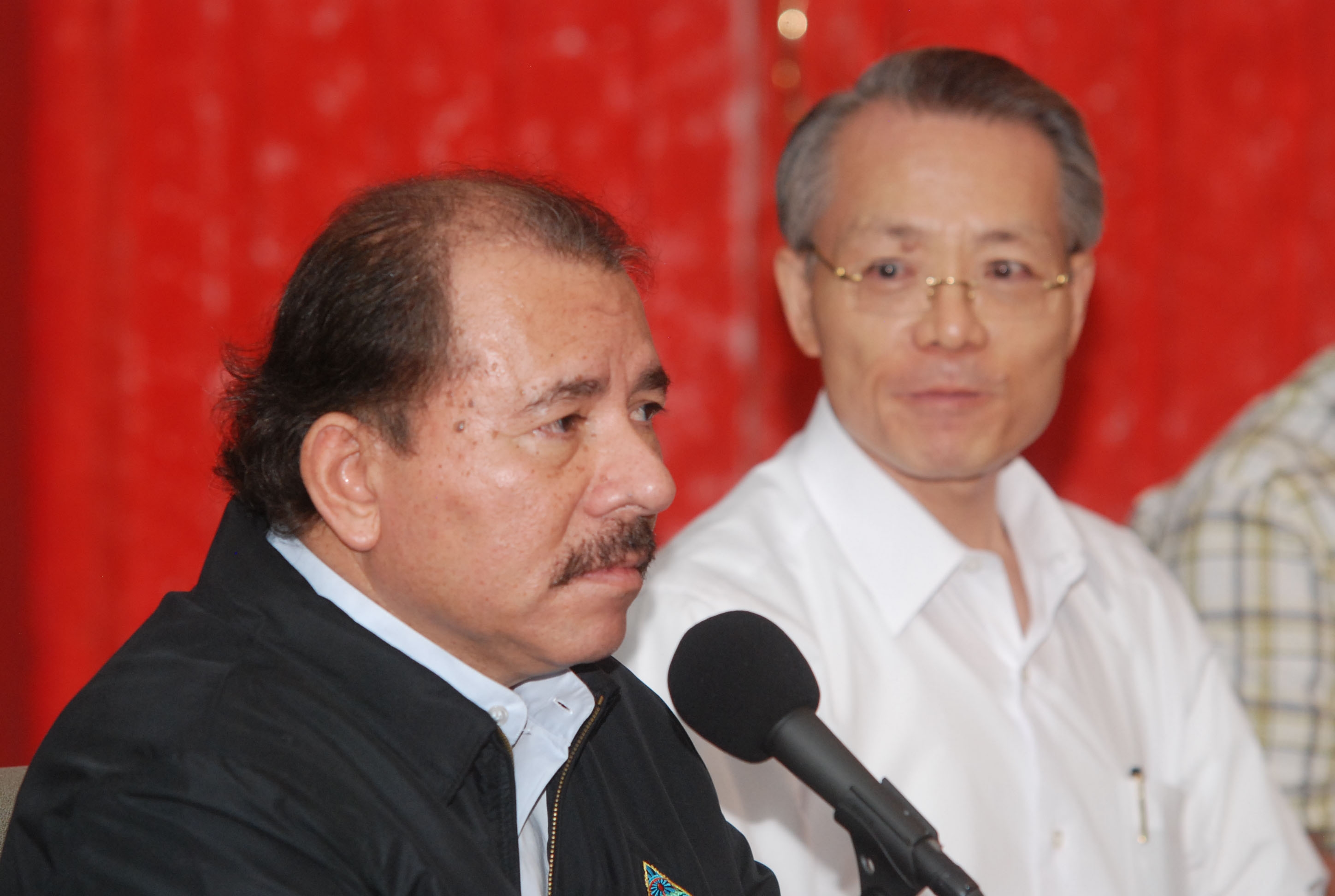 El presidente Daniel Ortega, junto al embajador de Taiwán en el país, Jaime Chin Mu-Wu, durante un acto público