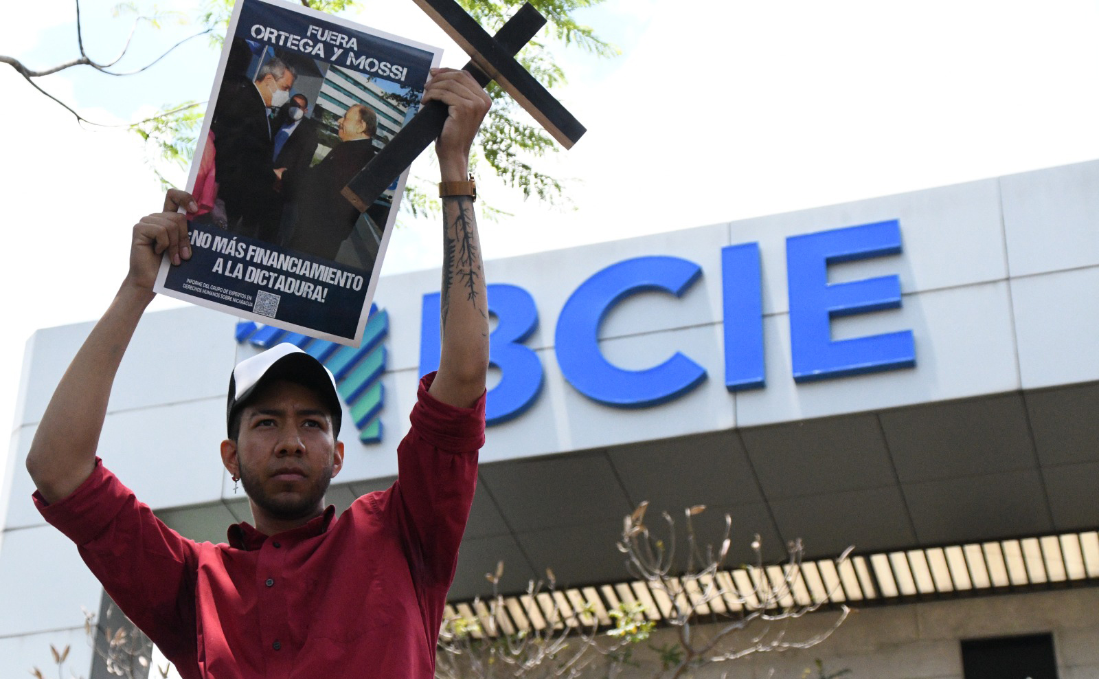 Personas nicaragüenses exiliadas en Costa Rica realizaron un plantón en el BCIE, Costa Rica.