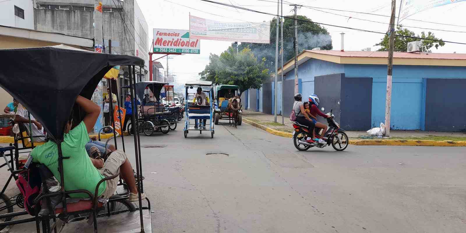 Los peatones tienen que disputarse la calle con los vehículos ante la ocupación de aceras y andenes por parte de comerciantes.