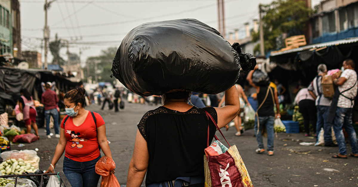 Flor Núñez, de 40 años. Vendedora ambulante en el mercado central, San Salvador.