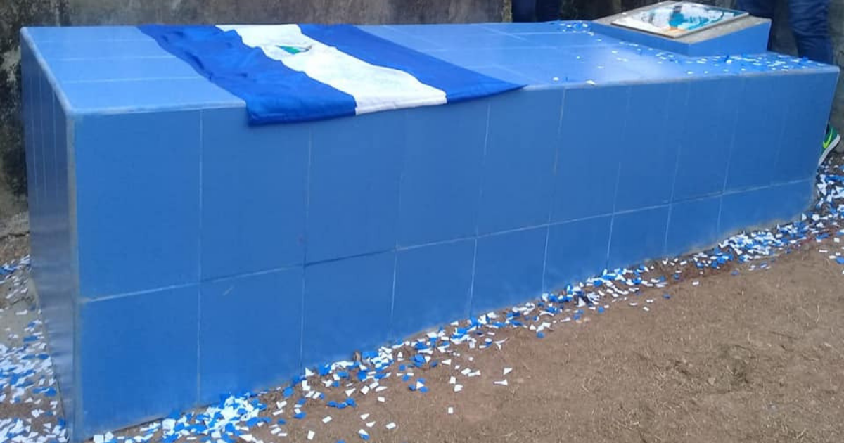 La tumba del periodista Ángel Gahona fue pintada de azul