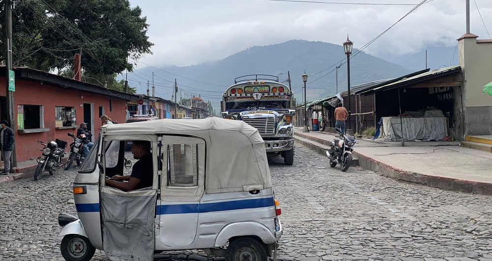 Tuc Tuc o moto taxi, uno de los medios de transporte en Antigua Guatemala. Fotografía / Odette