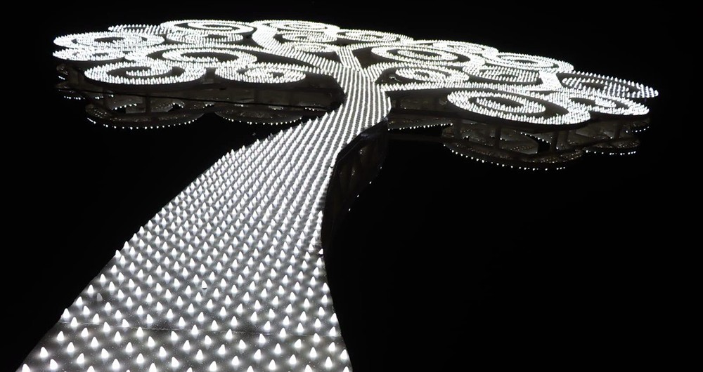 Cada “arbolata” es iluminando con al menos 16 mil bombillos Led, cuyo consumo es de
9,000 kWh (kilovatios hora) de energía al mes, equivalente al consumo mensual de 60
viviendas populares cuyo gasto promedio es de 150 kilovatios horas. Foto: Enatrel