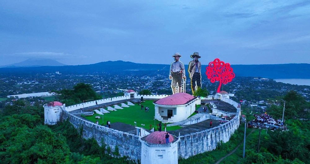 En la Fortaleza de El Coyotepe en Masaya también fueron instaladas figuras de Sandino y Benjamín Zeledón junto a un “árbol de la vida”. Foto: Enatrel