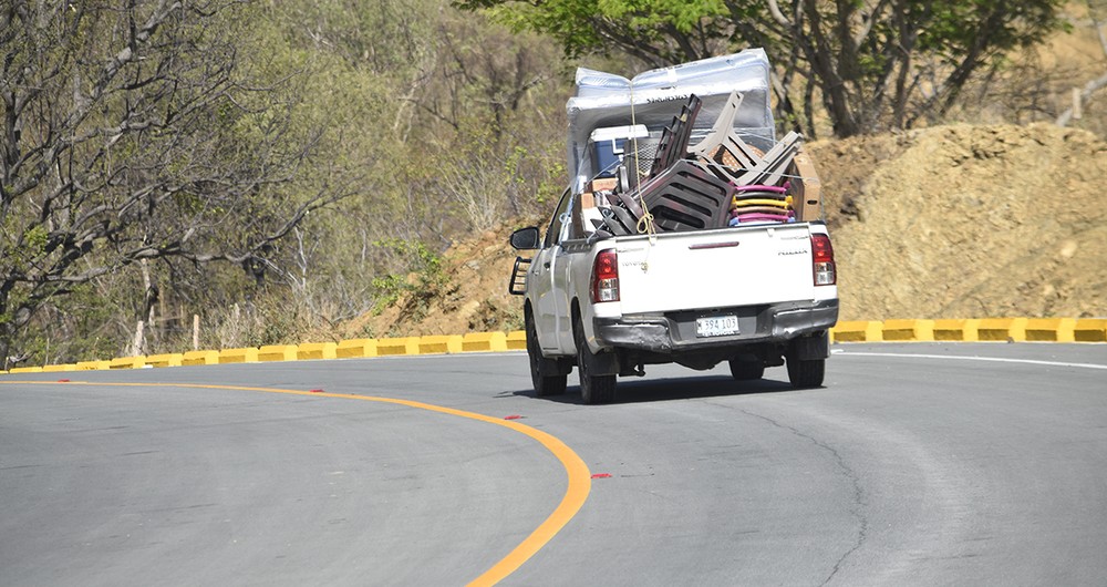Comerciantes llegan a ofertar sus productos hasta comunidades rurales que están en la ruta de la Costanera donde antes era más difícil acceder. Foto: Onda Local