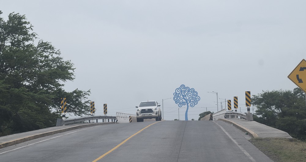 Los “chayopalos” son instalados en las entradas y salidas de las principales ciudades de Nicaragua, además de lugares como empalmes y rotondas. En la gráfica el armatoste metálico instalado pasando el puente sobre el Río Malacatoya. Foto: Onda Local