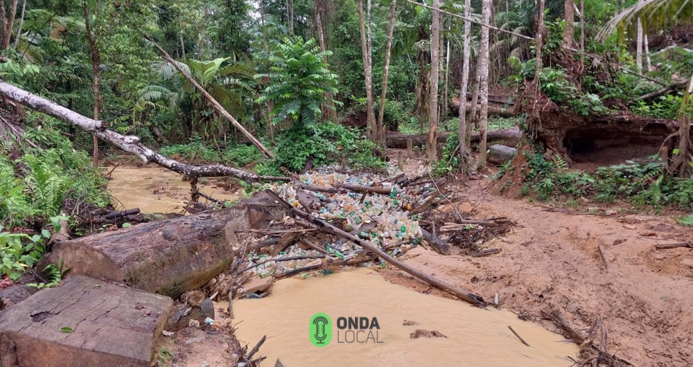 Los campamentos mineros producen una gran cantidad de desechos sólidos como plástico.