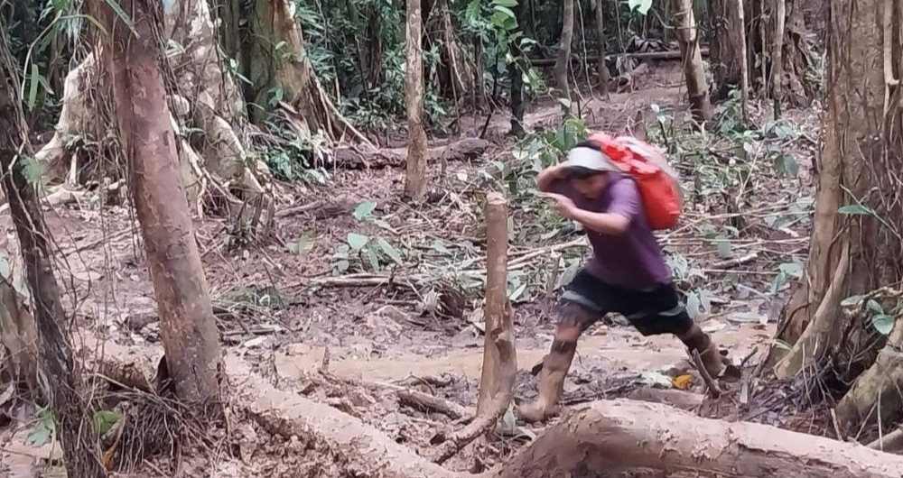 En los campamentos mineros trabajan todo tipo de personas, hasta niños y niñas. En la imagen un niño como de 12 años lleva una carga a las minas.