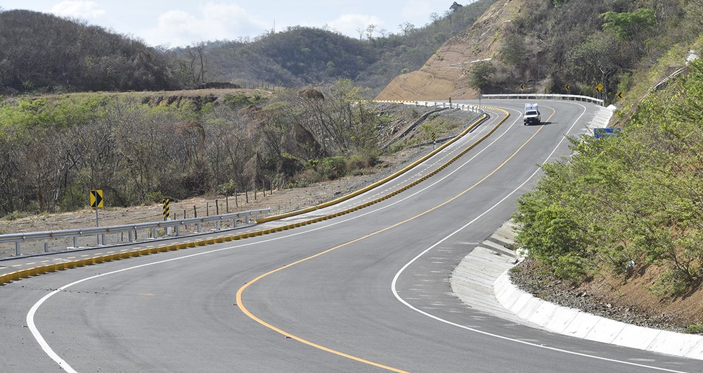 Si bien la carretera costanera representa una oportunidad para el desarrollo turístico y la dinamización de la economía en la zonas costeras del Pacífico de Nicaragua, su construcción también ha implicado consecuencias ambientales irreversibles. Foto: Onda Local