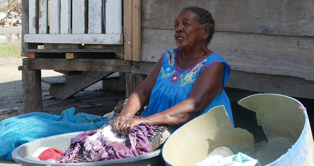 Ancestra de Wawa Bar lava la ropa que recuperó
