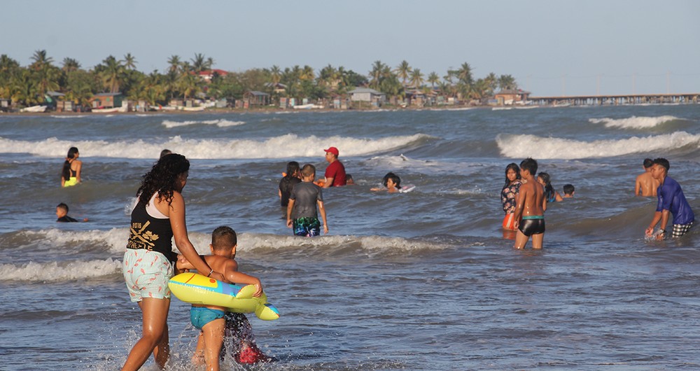 En Bilwi, Puerto Cabezas los veraneantes se refrescan en La Bocanita. (Foto: Cortesía /Diter B.)