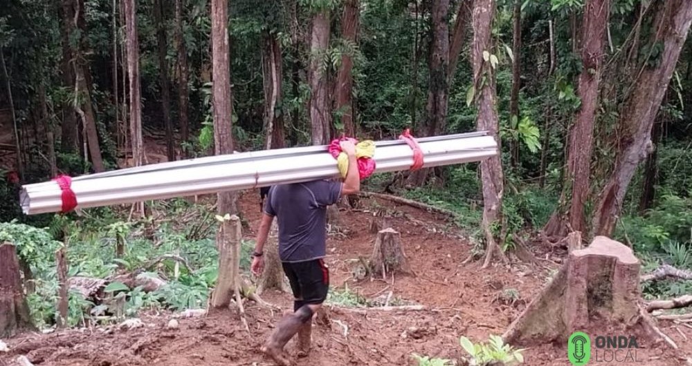 La única forma de llevar productos y materiales a las minas es cargando a hombros. Las personas cobran hasta tres mil córdobas por llevar pesadas cargas a los campamentos.