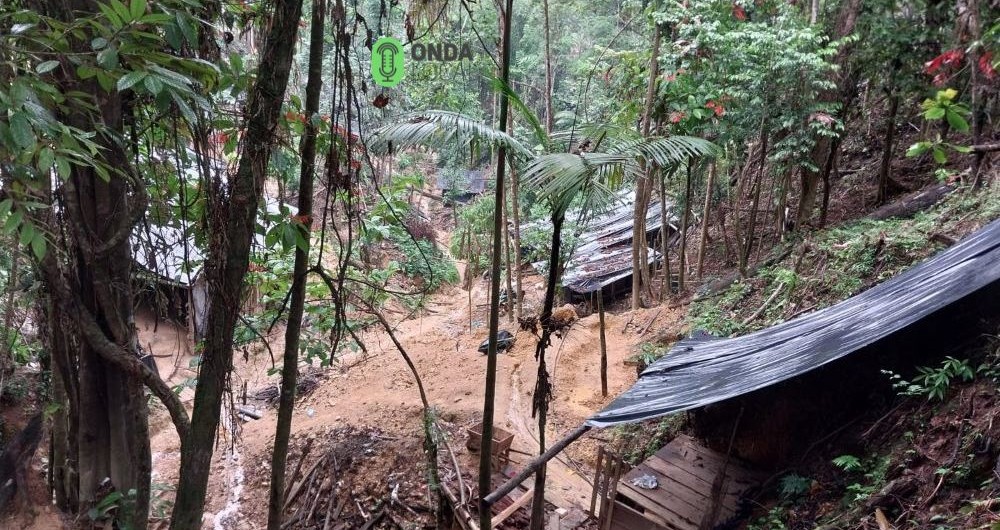 Minas ubicadas en el campamento Rosita. Los mineros artesanales hacen huecos dentro de los cerros para extraer broza que procesan para extraer el oro.